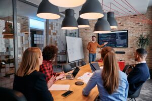 5 key tips for social media marketing 3 group workshop with a man presenting to the group