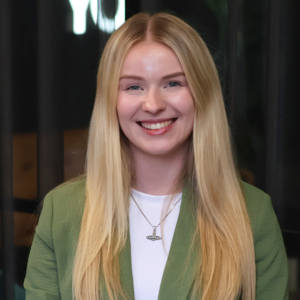 Hollie Headshot