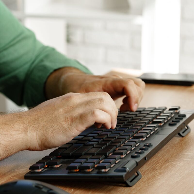 SEO 22 person using keyboard and mouse to find answers online