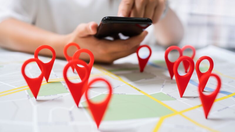 Local SEO 2 person using phone with map markers