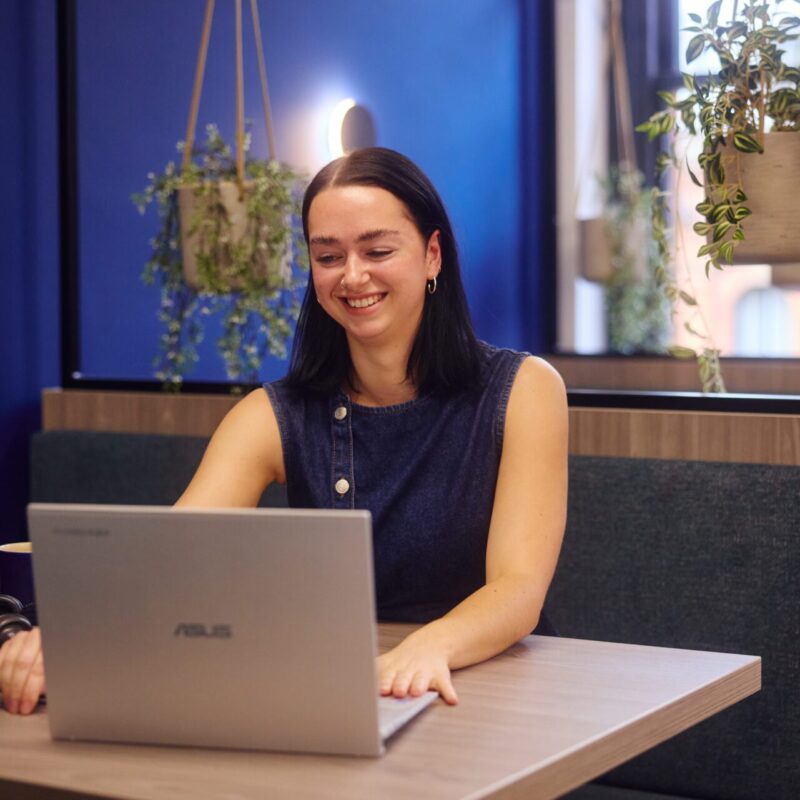 SEO 18 embryo employee working in office